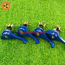 Tay ga cắt cỏ xanh
