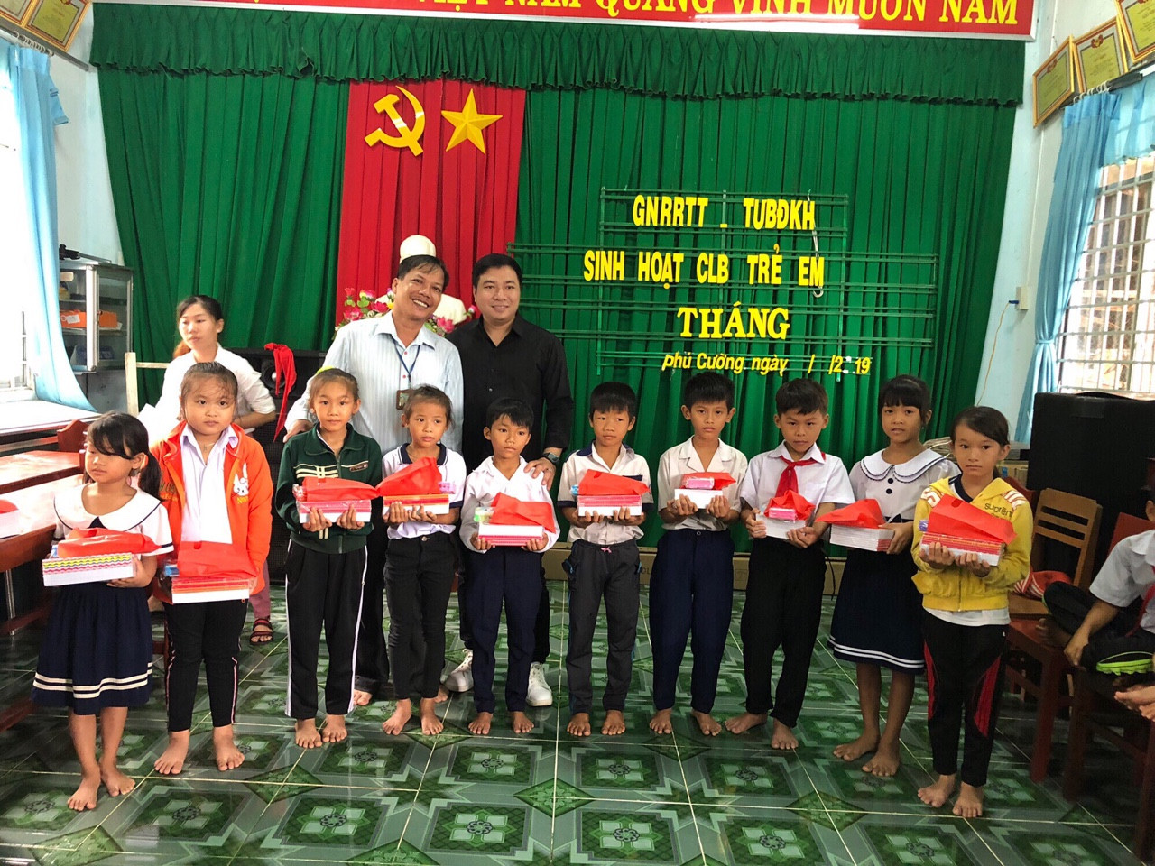 Công ty Tây Sáu Đông tặng quà cho trẻ em nghèo xã Phú Cường huyện Tam Nông
